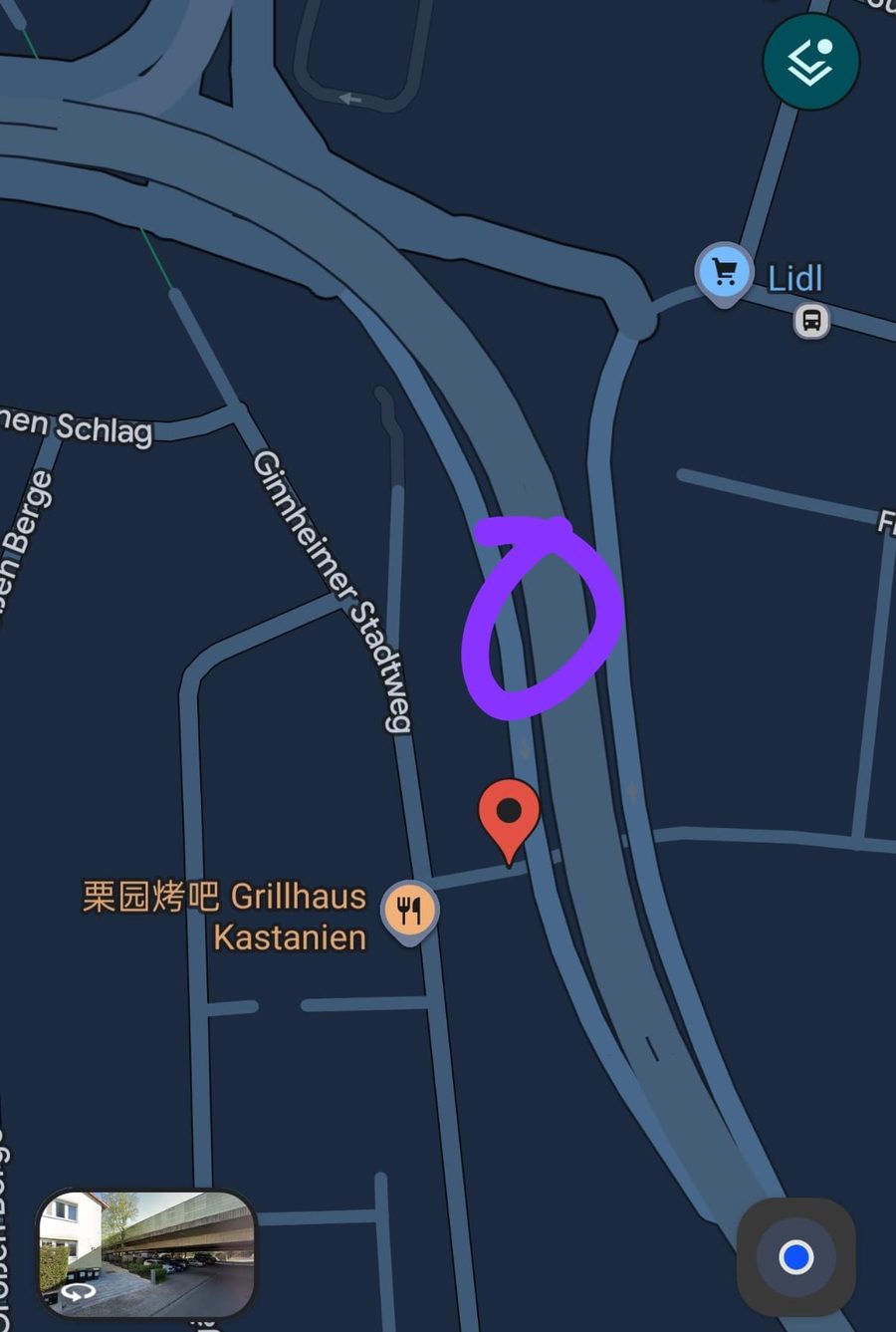 Kartenausschnitt Frankfurt-Ginnheim: ein lila Kreis markiert die Fläche unter der Rosa-Luxemburg-Brücke, südlich vom Lidl und östlich des Ginnheimer Stadtwegs.